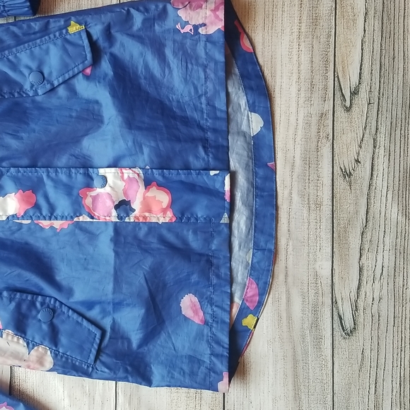 ✅SOLD✅ Girl's Floral Raincoat - Picture 4 of 6